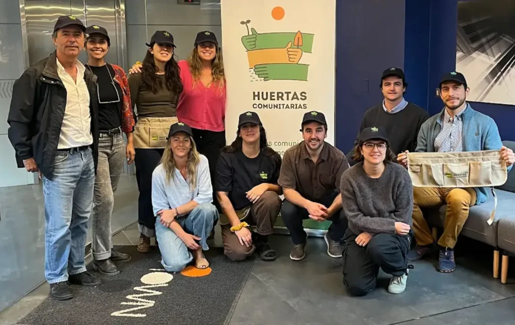 Equipo de Huertas Comunitarias trabajando en huerta urbana junto a comunidad en Chile, celebrando 10 años de impacto social