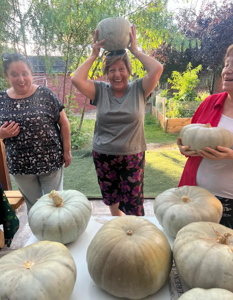 Vecinas del huerto con su cosecha de zapallos